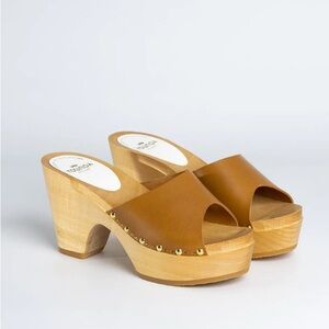 Vogue Women's Tan Leather Clogs